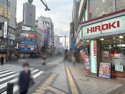 レッドへの道順 5／6：道路を左手に道なりに進みます。