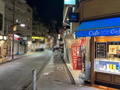 華遊城 （カユウジョウ）への道順 2／7：駅を背中にして左手の道を進みます。