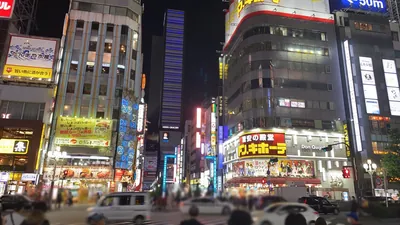 ファブリックへの道順 4／10：直進すると「歌舞伎町」の交差点に出るので横断歩道を正面に渡ります。