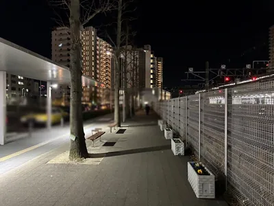 クリスタルキングへの道順 3／7：階段を下りたらロータリーを左手に進みます。