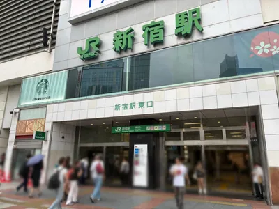 アマテラスへの道順 1／12：「新宿駅」東口を出ます。