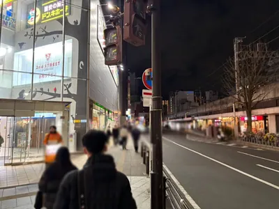 ジェネレーションへの道順 8／15：道路を右手にして直進します。