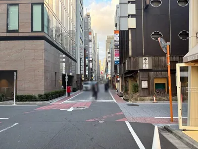 JJ （ジェイジェイ）への道順 8／9：一つ目の十字路に出るのでそのまま越えて直進します。
