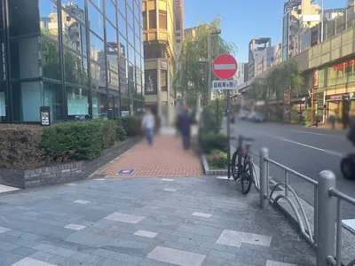 まゆへの道順 5／8：横断歩道を渡ったら右折します。