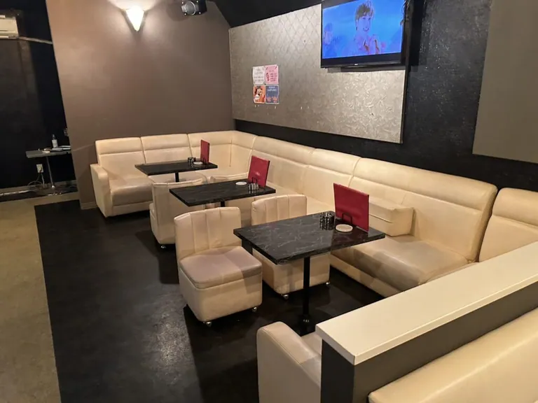 蕨 ラトゥールの店内