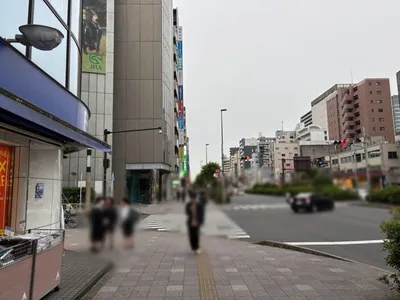 シャンブルズへの道順 5／9：左手の一つ目の路地を左折します。