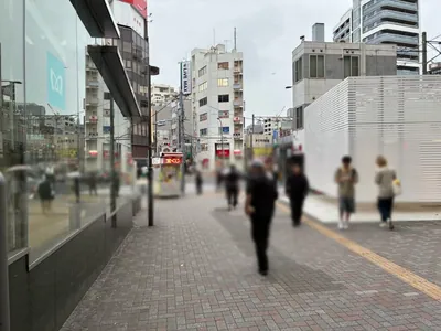 グランジュールセカンドへの道順 2／7：駅を背にして右に進みます。