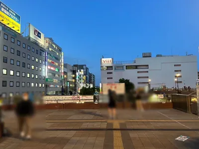 雅 （ミヤビ）への道順 2／8：駅を背中にして正面へ歩きます。