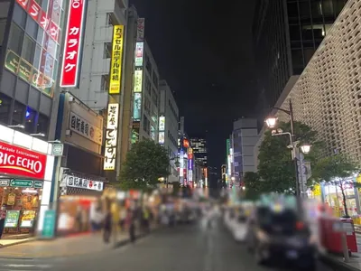 キングアンドクイーン （King＆Queen）への道順 3／5：道路を左手に直進します。