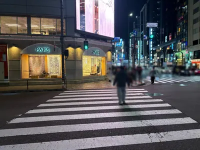 エイトへの道順 2／5：出口を背にして正面の横断歩道を渡ります。