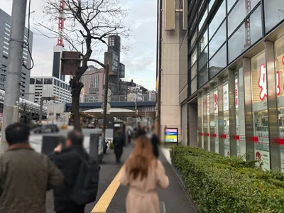 楪 （ユズリハ）への道順 2／11：出口を背にし、道路を左手にして直進します。