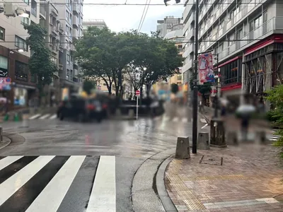 DIX （ディーアイエックス）への道順 3／5：一つ目の十字路を越えて直進を続けます。