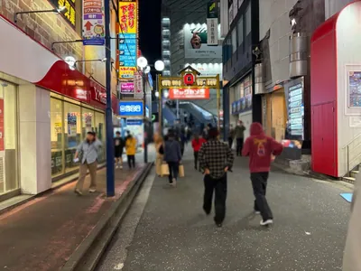ピクシーへの道順 3／7：左手路地、右手路地を越えて直進します。