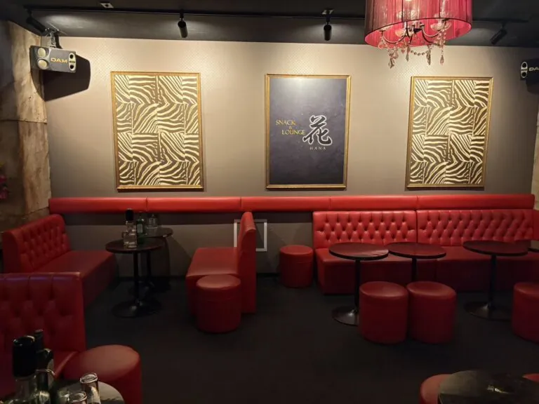 花 （ハナ）の店内