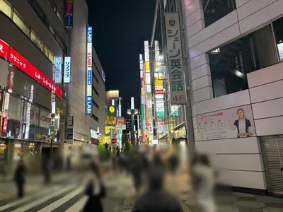 フェアリーへの道順 3／6：渡ったら左の路地を進みます。