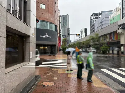 宝泉 （ホウセン）への道順 7／11：「難波橋」の交差点を越えて直進します。
