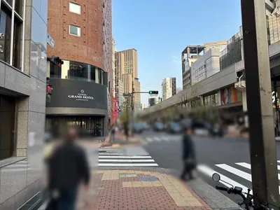 ランデルへの道順 7／8：「難波橋」の交差点に出たら横断歩道を渡らずに左折します。