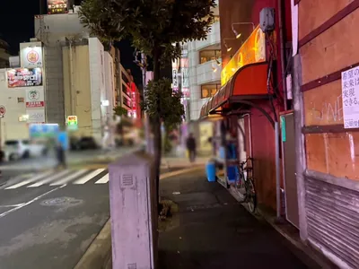 ヴィヴィへの道順 11／12：一つ目の十字路を超えて直進をします。