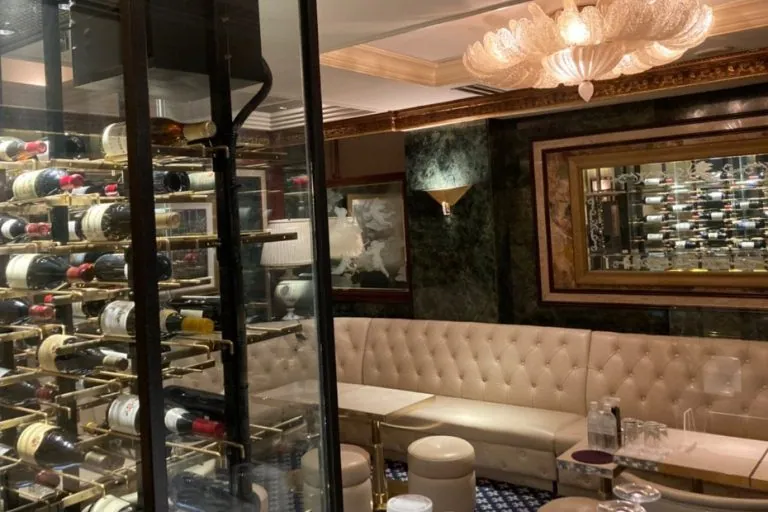 ロイヤルガーデンの店内