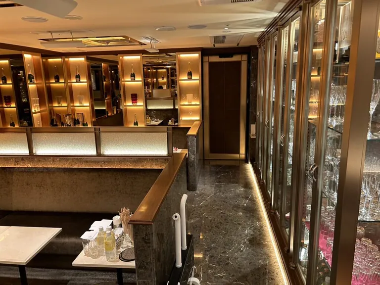 ダミエの店内
