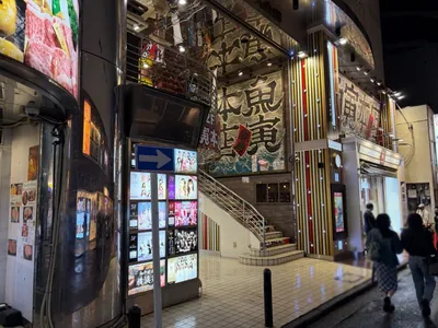 シーサイドへの道順 3／3：一つ目の十字路の手前左角のビルが横浜シーサイドの入る「横浜プリンス会館ビル」になります。