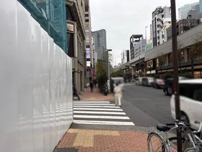 ヴェニスへの道順 6／7：左手の路地を左折します。