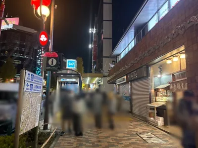 ペガサスへの道順 4／11：横断歩道を渡ったら左折します。