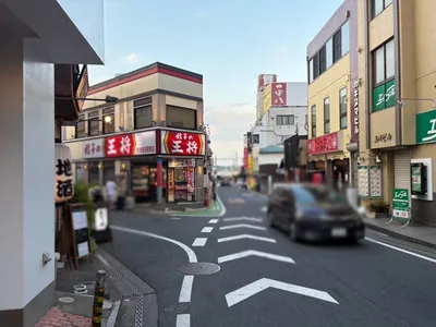 ニッチへの道順 4／5：左手一つ目の路地を越えて直進を続けます。