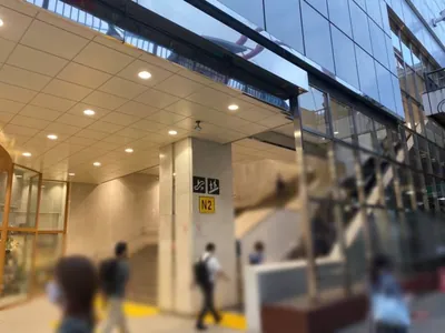アクアへの道順 1／8：「立川駅」北口を出たら駅を背中にして左へ進みます。
