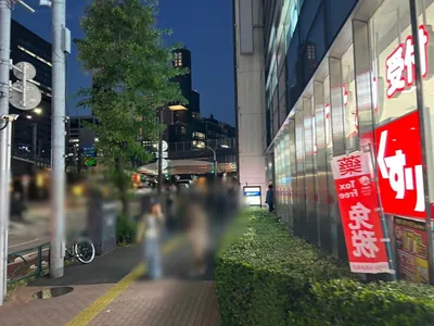 ヒルコレスナックへの道順 5／10：道路を左手に道なりに右へ曲がっていきます。