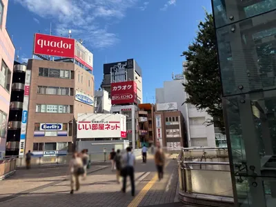 リオへの道順 2／6：駅を背中にして左前のコンコースを直進します。