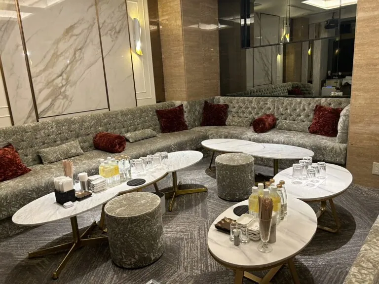 ダミエの店内