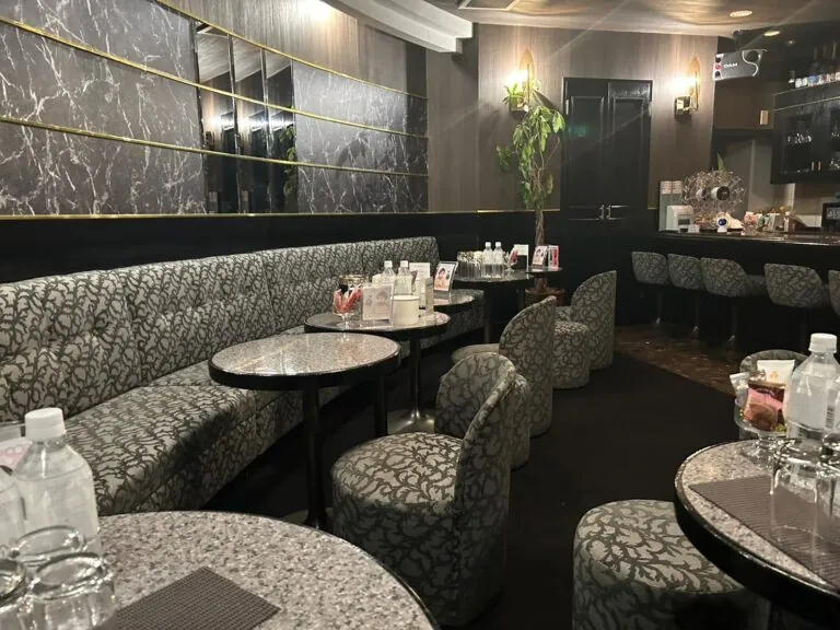 和花 （ワカ）の店内