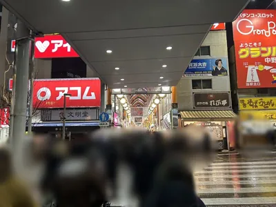 プラザへの道順 2／6：目の前に「中野サンモール商店街」というモールがあるのでそこに入ります。