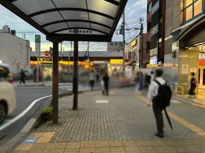 ファインへの道順 2／7：駅を背にして右手に進みます。