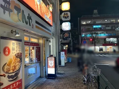 モーストへの道順 3／3：突き当りの手前の左手に目黒モーストの入る「甲陽ビル」があります。