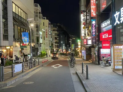 パルファンへの道順 4／6：坂を下ると右手にアルファノートという文房具屋があるのでそのまま直進します。