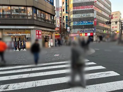 はちみつくろーばーへの道順 2／8：目の前の横断歩道を渡ります。