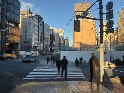 ゆり歌語 （ユリカゴ）への道順 4／9：二つ目の横断歩道を渡ります。