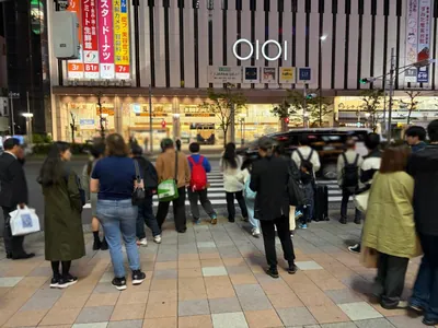 マーリー朝への道順 3／7：正面の横断歩道を渡ります。