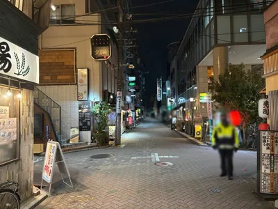 吉祥寺　宝石箱 （ホウセキバコ）への道順 9／9：一つ目の十字路の左手角に吉祥寺宝石箱が入る「寿々木ビル」があります。