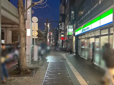 花かんざしへの道順 2／6：道路を左手に直進します。
