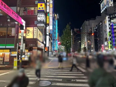 ダコールメイ （D’ACCORD May）への道順 6／11：一つ目の路地を越えて直進を続けます。