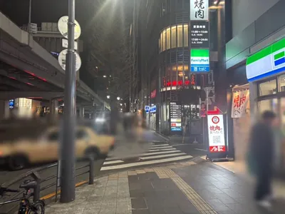 ハチカイへの道順 3／14：右手の路地を越えて直進します。