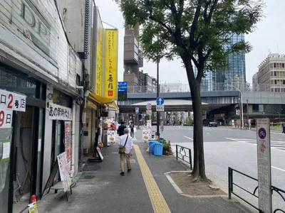 ラヴィエへの道順 3／5：道路を右手にしてそのまま直進します。