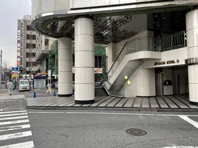 レガリスへの道順 10／10：一つ目の横断歩道を渡って右手が歌舞伎町レガリスが入るビルです。