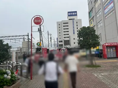 南浦和　トワエモアへの道順 3／5：線路を左手に直進を続けます。