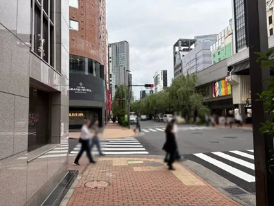 トドロキ轟への道順 7／11：「難波橋」の交差点に出たら横断歩道を渡らずに左折します。