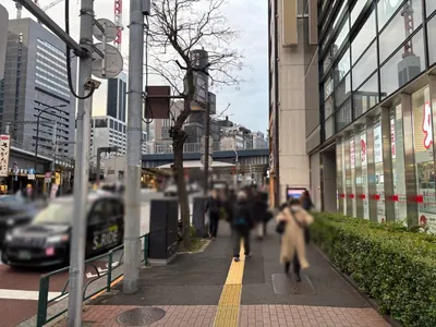 ストーリィへの道順 2／11：道路を左手に直進します。