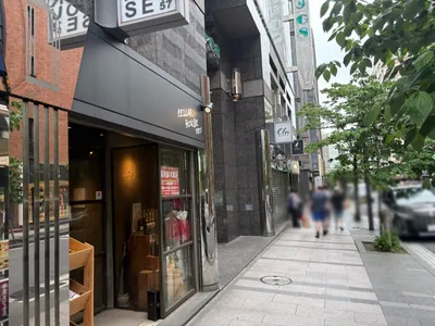 毛利 （もうり）への道順 10／10：少し進むと左手に銀座毛利の入る「プラザG8ビル」があります。